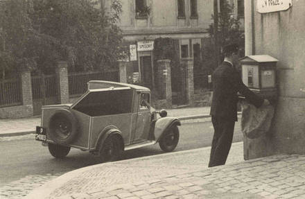 Fotografie automobilu Tatra používaného pro výběr poštovních schránek